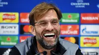 3. Jurgen Klopp - “Saya bangga menerima kartu merah pada pertandingan kali ini. Saya mendekati ofisial wasit dan bertanya: berapakah kesalahan yang diterima disini? Jika ada 15, saya masih punya satu lagi.” (AFP/Anthony Devlin)