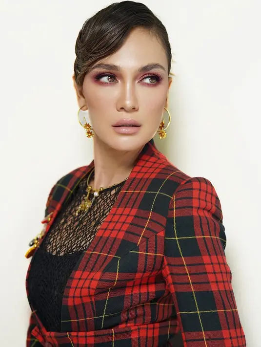 "Jadi gue selalu bilang kegagalan dan keterpurukan itu bukan opsi gue, gue nggak mau terpuruk. Sorry, nggak enak lho," pungkas Luna Maya. (Instagram/lunamaya)