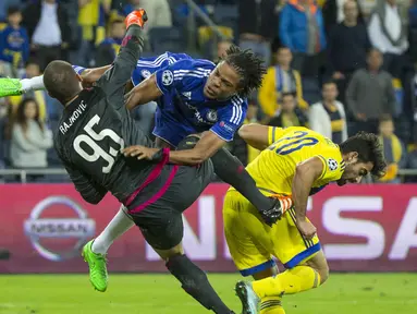 Kiper Maccabi Tel Aviv, Predrag Rajkovic berebut bola dengan pemain Chelsea, Loic Remy (tengah) pada lanjutan Liga Champion grup G di Stadion Sammy Ofer, Israel, Rabu (25/11/2015). dini hari WIB. (AFP Photo/Jack Guez).