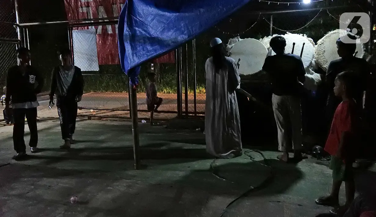 Sejumlah warga memukul bedug pada malam takbiran di kawasan Tanah Baru, Bogor, Jawa Barat, Sabtu (23/5/2020). Di tengah pandemi virus corona COVID-19, sejumlah warga tetap merayakan malam takbiran dengan memukul bedug. (Liputan6.com/Herman Zakharia)
