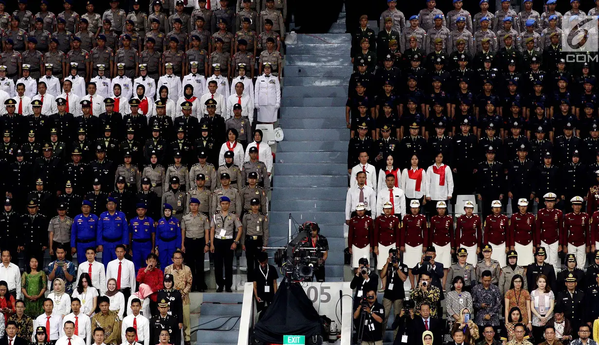 Anggota kepolisian dari berbagai kesatuan mengikuti upacara peringatan HUT ke-72 Bhayangkara di Istora Senayan, Jakarta, Rabu (11/7). Hari Bhayangkara diperingati sebagai hari lahirnya Kepolisian Negara Republik Indonesia. (Liputan6.com/Johan Tallo)