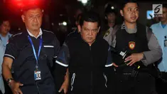 Wali Kota Pasuruan Setiyono (tengah) dikawal polisi bersenjata setibanya di gedung KPK, Jakarta, Jumat (5/10). KPK melakukan operasi tangkap tangan (OTT) terhadap Setiyono dan lima orang lainnya terkait proyek di Pasuruan. (Merdeka.com/Dwi Narwoko)