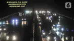 Suasana arus kendaraan pemudik saat melintasi Jalan Tol Jakarta-Cikampek, Karawang, Jawa Barat, Kamis (28/4/2022). Arus lalu lintas kendaraan pemudik terpantau ramai lancar usai diberlakukan sistem satu arah atau One Way di ruas Tol Jakarta-Cikampek KM 47 hingga Tol Kalikangkung KM 414. (merdeka.com/Iqbal S Nugroho)
