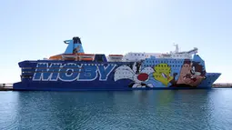 Penampakan kapal pesiar Moby Dada saat berlabuh di pelabuhan Bastia, Prancis (10/6). Kapal pesiar dari perusahaan Moby Lines meresmikan jalu baru antara Nice dan Bastia. (AFP Photo/Valery Hache)
