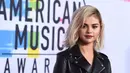 Penyanyi Selena Gomez menghadiri American Music Awards 2017 di Microsoft Theatre, Los Angeles, Minggu (19/11). Penampilan pelantun Wolves ini mengalihkan perhatian publik dari kisah asmaranya dengan Justin Bieber. (Jordan Strauss/Invision/AP)