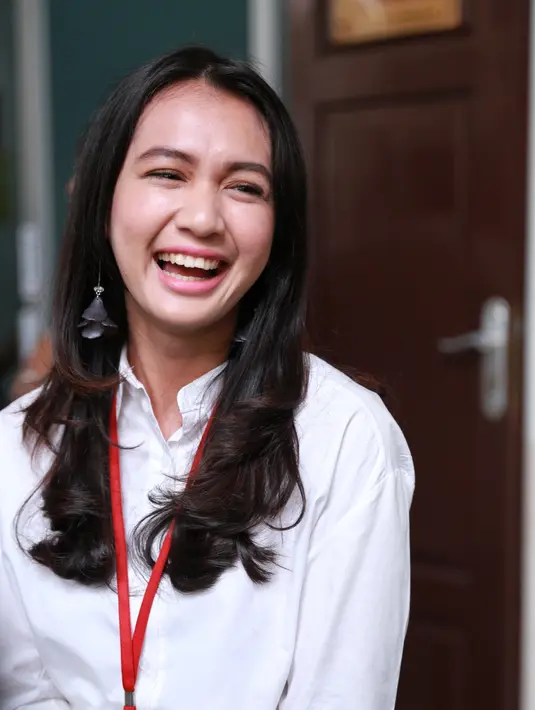 "Jadi hari ini kami akan hadirkan tiga saksi langsung, satu Dhea, kedua pamannya, ketiga yang mengirimkan barang tersebut," ucap kuasa hukumnya, Henry Indaguna. (Adrian Putra/Bintang.com)