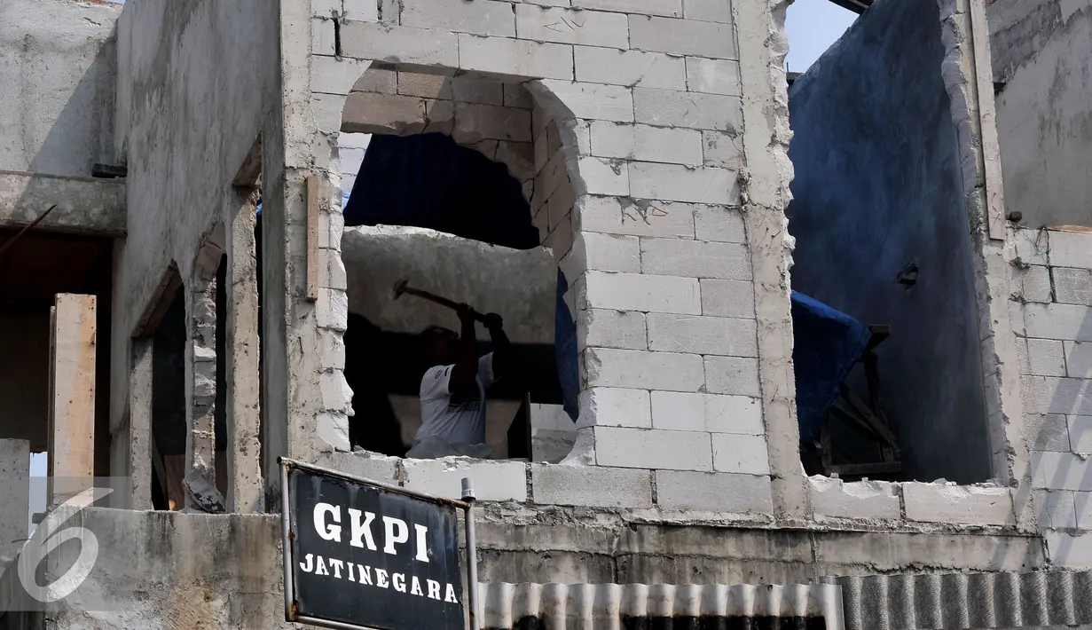 Seorang pekerja bangunan saat membongkar Gereja Kristen Protestan Indonesia (GKPI) di Jatinegara, Jakarta Timur, Sabtu (25/7/2015). Gereja ini terpaksa dibongkar karena tidak mempunyai Ijin Mendirikan Bangunan (IMB). (Liputan6.com/Johan Tallo)