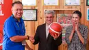 <p>Duta&nbsp;Besar Iran untuk Indonesia, Mahdi Rounagh (tengah) menerima bola dari Wakil Ketua LOC Piala Dunia FIBA 2023, Agus Antares Mauro (kiri) sebagai bentuk&nbsp;dimulainya acara penanaman bakau "Kick-off Dribbling Towards Sustainbility FIBA Basketball World Cup 2023" di Kawasan Ekowisata Mangrove PIK, Jakarta, Selasa (22/08/2023). (Bola.com/Bagaskara Lazuardi)</p>