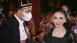 Soal penampilan, Yuni Shara enggak ada lawan. Agar kebaya hitamnya tidak terkesan gitu-gitu aja, pelantun “Mengapa Tiapa Maaf” menyematkan sabuk dari selendang merah. Kesan mewah menyeruak berkat bros bulat keemasan dengan rantai ukuran mini yang menggantung di antaranya. “Matur nuwun Mas Gibran Rakabuming,” cuitnya bersama foto ini, 26 Juli 2022. (Foto: Dok. Instagram @yunishara36)