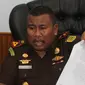 Wito menunjukkan Surat dari Plt Sekda yang meyatakan bahwa tersangka Walikota Bengkulu Helmi Hasan sedang sakit tanpa lampiran rekam medik. (Liputan6.com/Yuliardi Hardjo Putra)