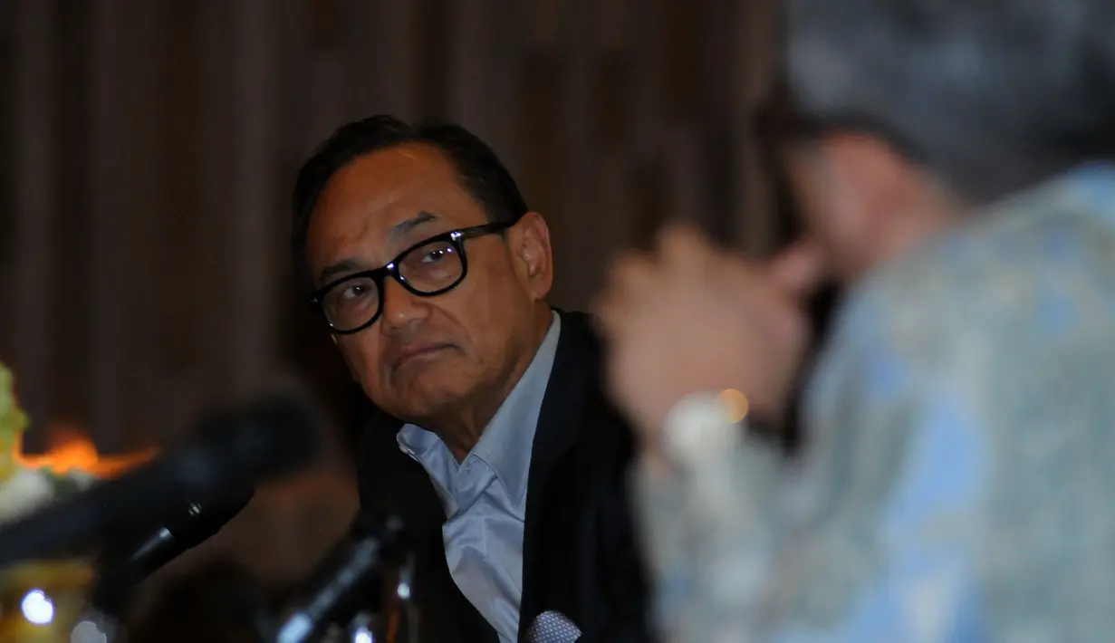 Ketua Umum Kadin Indonesia, Suryo Bambang Sulisto (kiri) menyimak pernyataan Direktur Eksekutif CSIS, Dr Rizal Sukma pada diskusi "Assessing President Joko Widodo's Visits to Japan and China", Jakarta, Rabu (1/4/2015). (Liputan6.com/Helmi Fithriansyah)