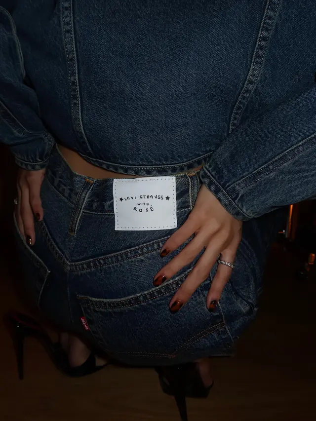Saat Gaya Rosé BLACKPINK Bertemu Personal Style, Denim Ini Bisa Dikustomisasi