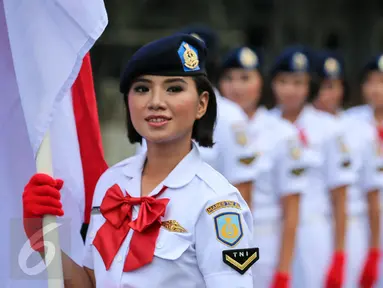 Precision Walking Korps Wanita Angkatan Laut (Kowal) bersiap mengikuti upacara peringatan HUT ke-53 Kowal di Markas Kolinlamil, Jakarta, Selasa (5/1). (Liputan6.com/Faizal Fanani)