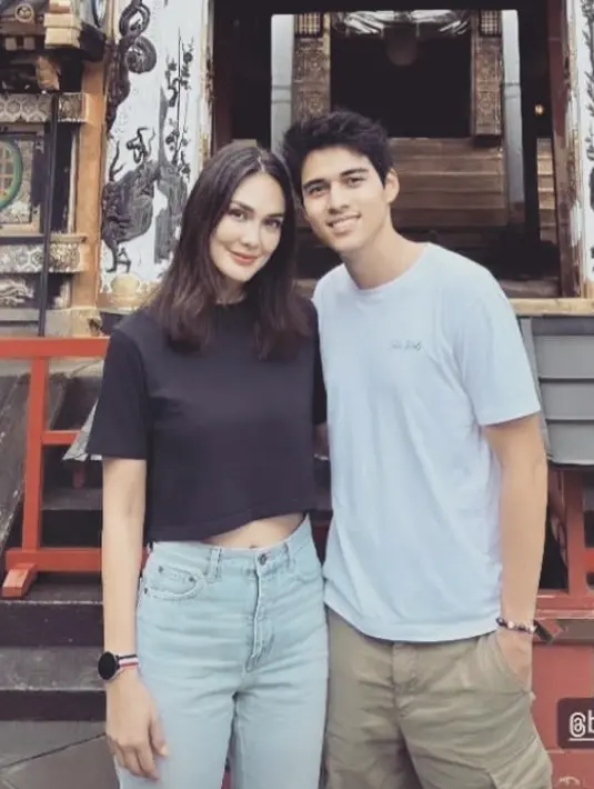 Keduanya pun tampil santai, Luna mengenakan kaos hitam crop top dipadukan celana denim, lalu Maxime mengenakan tshirt putihnya.  [@japanprivatetour]