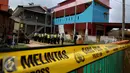 Petugas Kepolisian berjaga di rumah terduga anggota jaringan teroris, Bekasi, Minggu (11/12). Densus 88 menangkap tiga orang terduga anggota kelompok teroris dan menemukan bom siap ledak. (Liputan6.com/Johan Tallo)