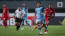 Gelandang Persela Lamongan, Ahmad Bustomi menggiring bola saat laga pekan keempat BRI Liga 1 2021/2022 saat melawan Persija Jakarta di Stadion Pakansari, Bogor, Jumat (24/09/2021). Persija Jakarta membungkam Persela Lamongan 2-1. (Bola.com/Bagaskara Lazuardi)