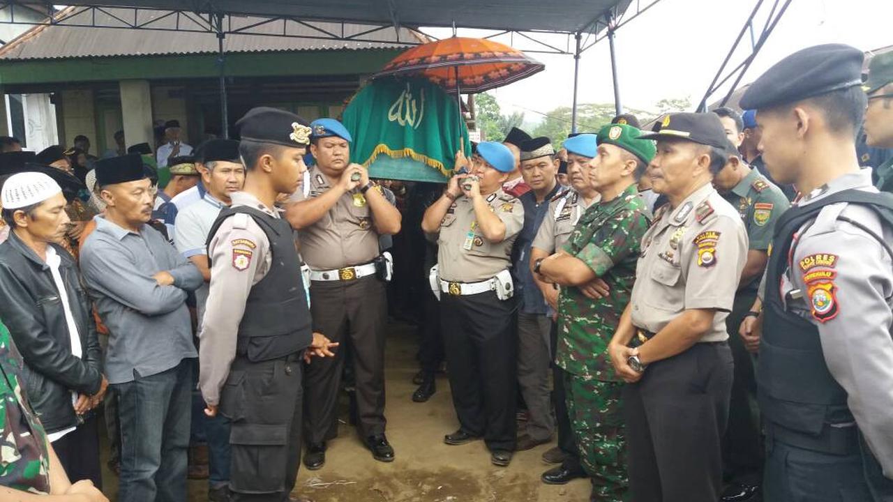 Jenazah Indrayani saat akan dibawa ke pemakaman di Bengkulu (Liputan6.com/Nefri Inge)