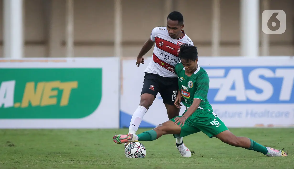 Penyerang PSS Sleman, Hokky Caraka (kanan) berusaha merebut bola dari bek Madura United, Dodi Alekvan saat laga pekan keempat BRI Liga 1 2021/2022 di Stadion Madya, Jakarta, Sabtu (25/09/2021). Madura United memetik hasil positif perdana dengan membungkam PSS Sleman 1-0 (Bola.com/Bagaskara Lazuardi)