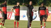  Asisten pelatih Belgia, Thierry Henry (2kanan) memberikan arahan kepada para Romelu Lukaku dkk. pada sesi latihan sebelum melawan Spanyol di Neerpede, (29/8/2016). (AFP/John Thys)