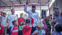 Wali Kota Medan Bobby Nasution saat menyaksikan perlombaan dalam rangka peringatan Hari Kemerdekaan Republik Indonesia di Kota Medan, Sumatera Utara.