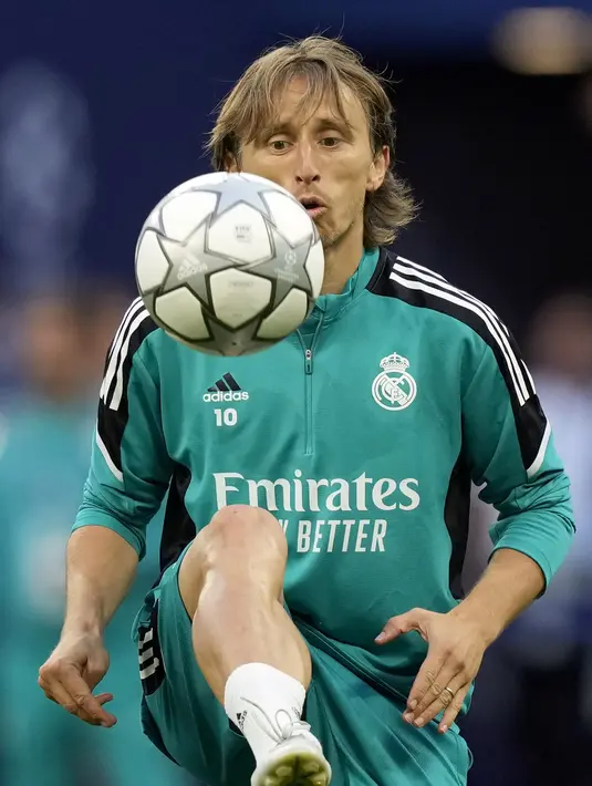 Pemain Real Madrid Luka Modric memainkan bola saat sesi latihan di Stade de France, Saint Denis, Prancis, 27 Mei 2022. Liverpool dan Real Madrid sedang melakukan persiapan terakhir mereka sebelum saling berhadapan dalam pertandingan sepak bola final Liga Champions. (AP Photo/Frank Augstein)