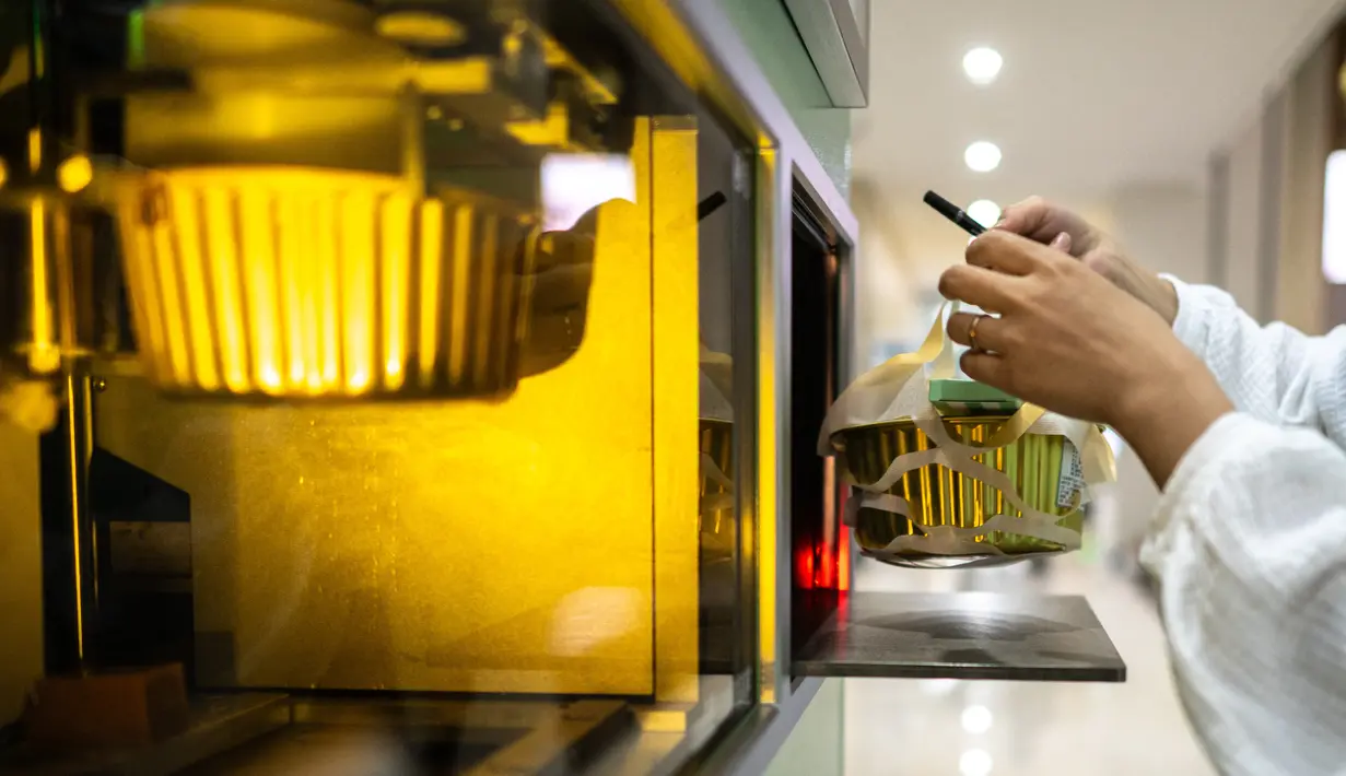 Kota ini adalah rumah tidak resmi bagi industri teknologi China dan robot serta gadget canggih lainnya yang dirancang untuk melayani, menghibur, dan mengawasi pengunjung. (Philip FONG / AFP)