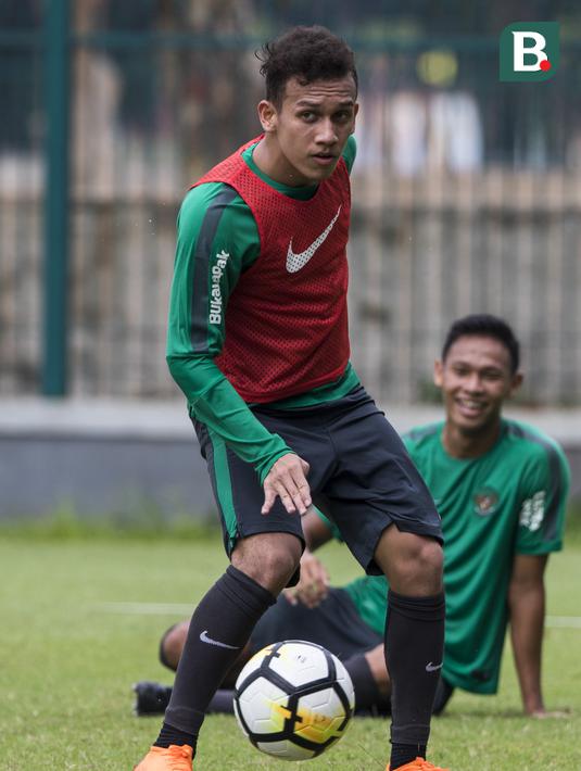 Pemain Timnas Indonesia, Egy Maulana, mengontrol bola saat latihan di Lapangan ABC Senayan, Jakarta, Sabtu (17/3/2018). Latihan ini merupakan persiapan jelang laga uji coba melawan Singapura. (Bola.com/Vitalis Yogi Trisna)