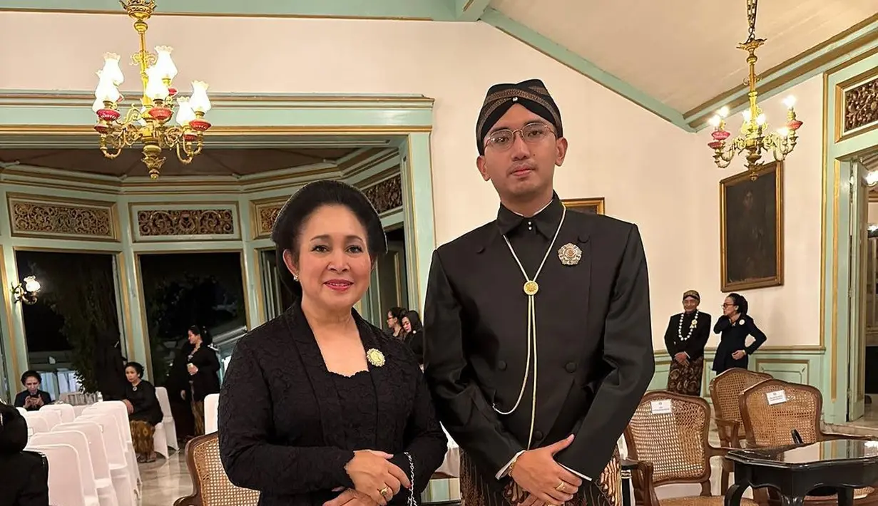 Penampilan elegan Titiek Soeharto dibalut kebaya hitam, dipadukan dengan kain batik sebagai rok dan sentuhan bros emas di dadanya. [Foto: Instagram/titieksoeharto]