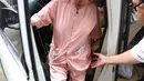Sekitar pukul 9.45 WIB, Jupe datang dengan menggunakan mobil Vellfire warna putih. Jupe yang masih terlihat pucat itu datang dengan menggunakan baju pasien Rumah Sakit Cipto Mangunkusumo tempatnya dirawat. (Nurwahyunan/Bintang.com)