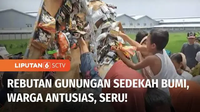 Ratusan warga di Mojokerto, Jawa Timur, berebut aneka jajanan pasar, buah-buahan, dan hasil bumi lainnya dalam kegiatan sedekah bumi. Tak hanya orang dewasa, anak-anak juga ikut berebut tradisi ini.