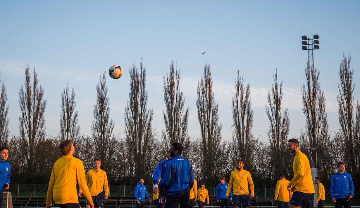 Klub lokal FBK Balkan berlatih di lapangan sepak bola Zlatan Ibrahimovic, kawasan Rosengard, Malmoe, (2/5/2016). (AFP/Jonathan Nackstrand)