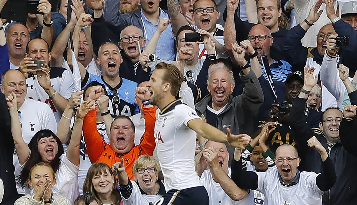 Striker Tottenham Hotspur, Harry Kane, melakukan selebrasi usai mencetak gol ke gawang Manchester United  pada laga lanjutan Premier League, di Stadion White Hart Lane, Minggu (14/5/2017). Tottenham Hotspur meraih kemenangan 2-1. (AP/Frank Augstein)