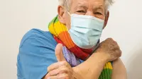 Sir Ian McKellen saat menerima vaksin Corona Covid-19. (Foto: National Health Service England. Twitter/ NHSEngland)