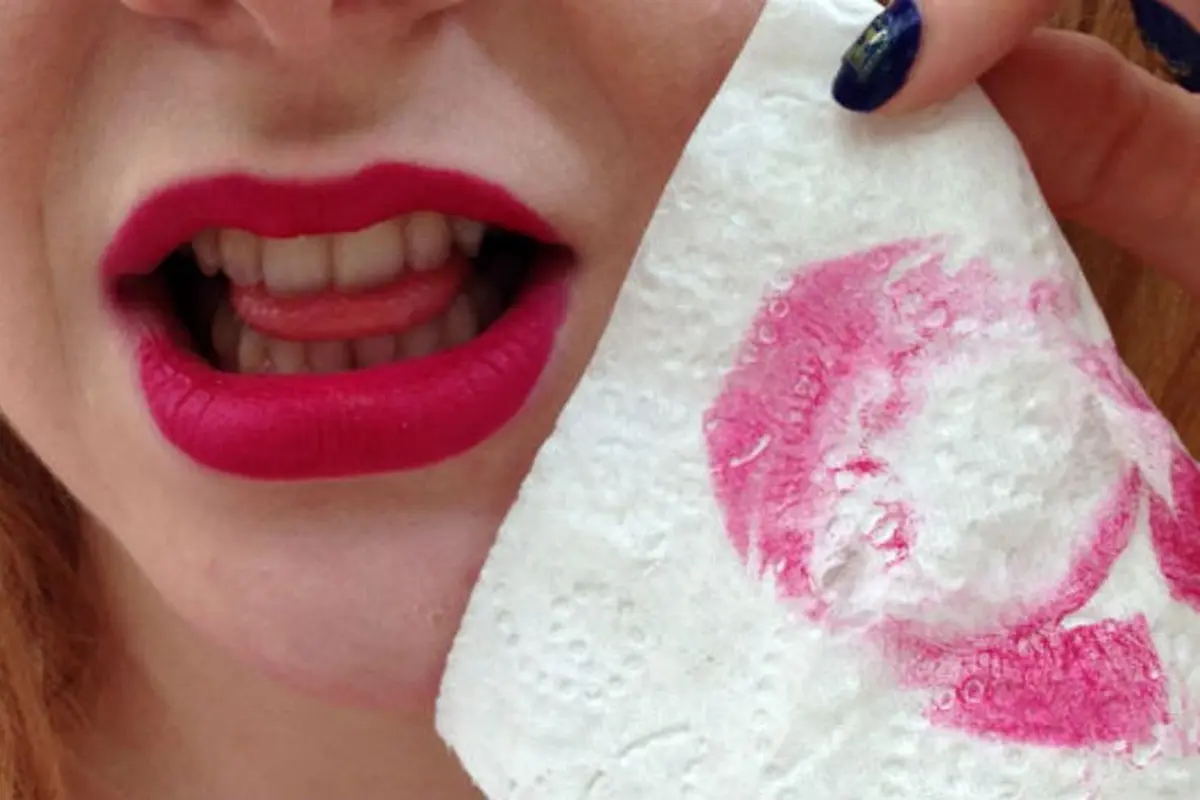 3 Cara Mudah Menghapus Lipstik Matte