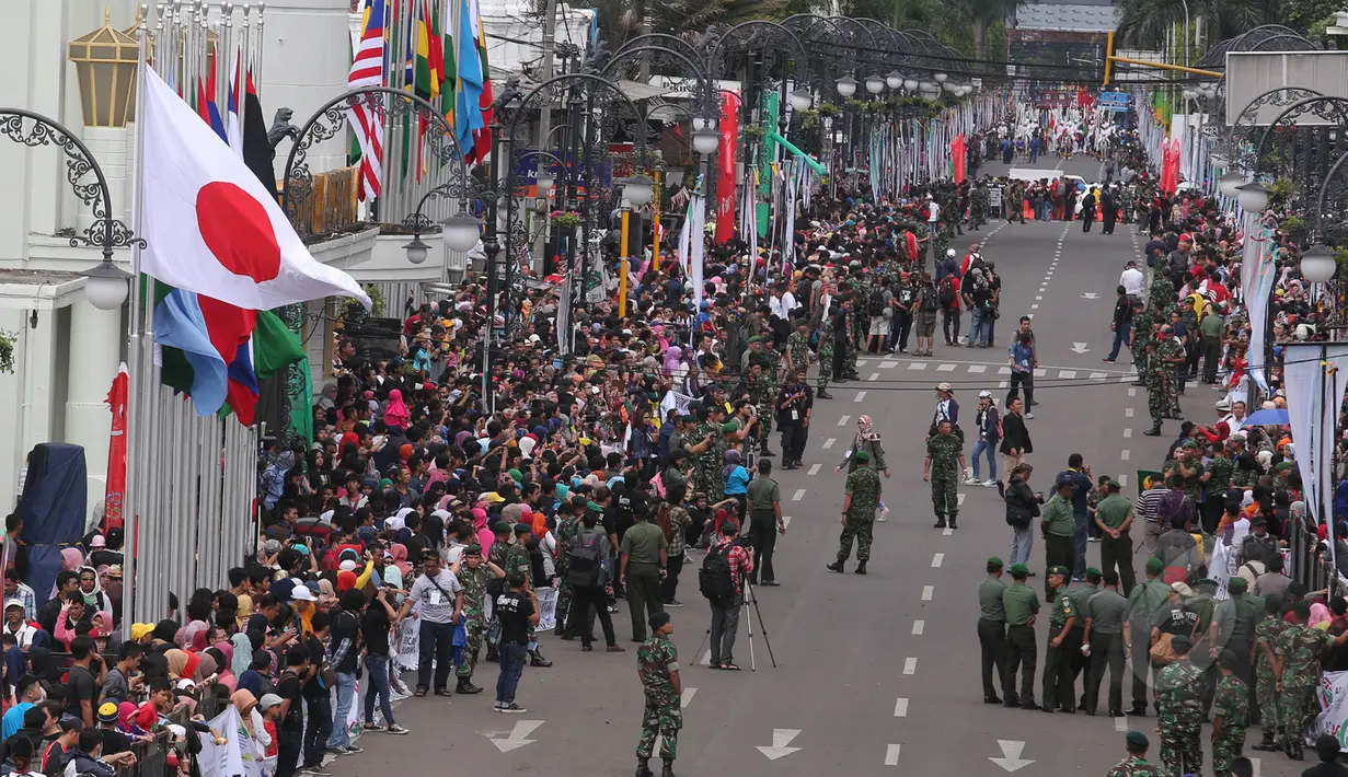 Ribuan warga berbondong-bondong untuk melihat karnaval KAA, Bandung, Sabtu (26/4/2015). Warga terlihat antusias untuk melihat pawai budaya negara perserta KAA. (Liputan6.com/Herman Zakharia)