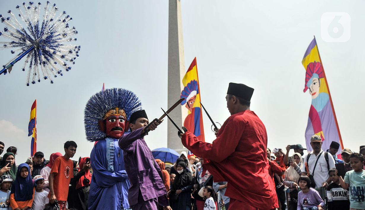 <p>Warga menyaksikan penampilan kesenian palang pintu pada gelaran Lebaran Betawi di kawasan Monumen Nasional (Monas), Jakarta, Minggu (21/5/2023). (merdeka.com/Iqbal S. Nugroho)</p>