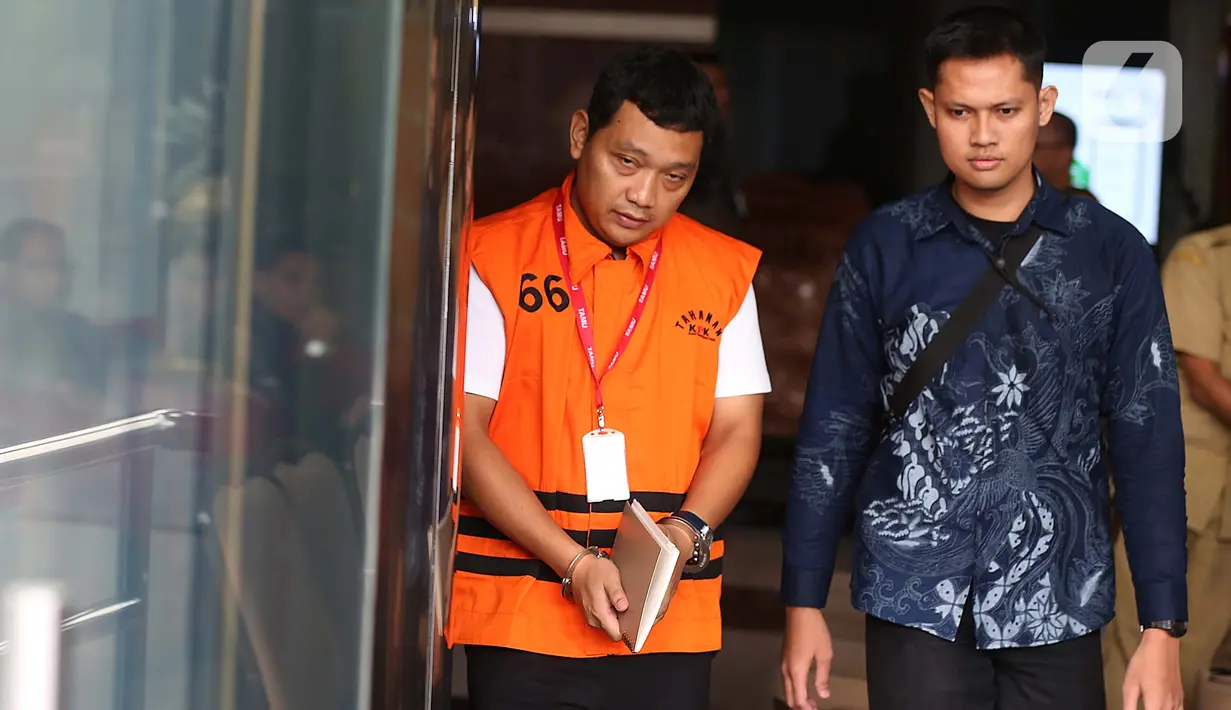Tersangka kasus dugaan pemerasan penerbitan sertifikat keselamatan dan kesehatan kerja (K3) di Kementerian Ketenagakerjaan (Kemnaker) Republik Indonesia, Irvian Bobby Mahendro Putro usai menjalani pemeriksaan lanjutan di gedung Merah Putih Komisi Pemberantasan Korupsi (KPK), Jakarta, Selasa (16/9/2025). (Liputan6.com/Helmi Fithriansyah)