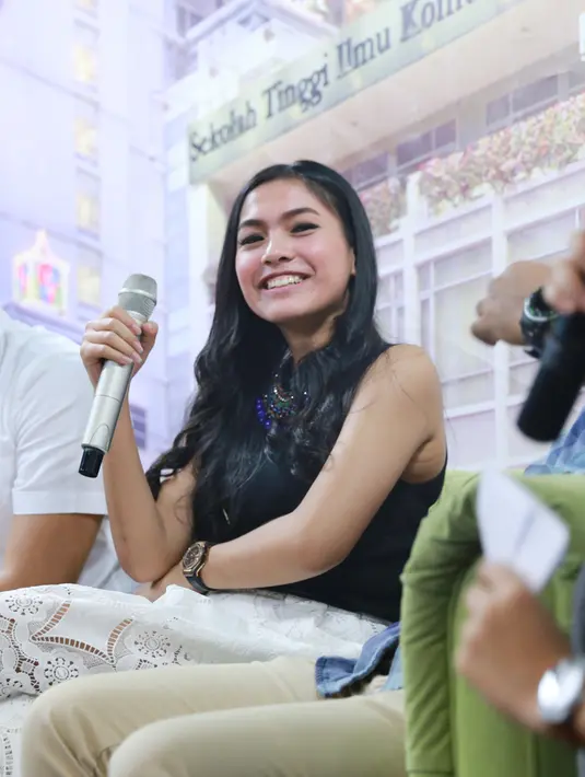 Sebagai pendatang baru di dunia akting, Rania sangat beruntung bisa dibantu oleh aktor senior sekelas Chicco Jerikho lawan mainnya. (Adrian Putra/Bintang.com)