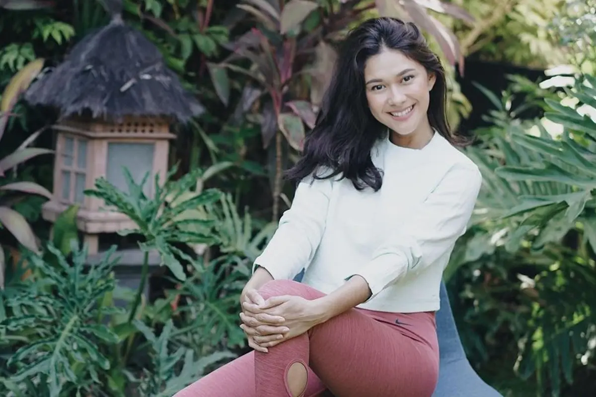 FOTO: Gaya Casual Nana Mirdad dengan Busana Putih, Tampil Menawan