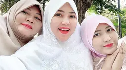 Via Vallen tampil kompak dengan keluarganya. Dengan balutan hijab berwarna putih, Via Vallen terlihat semakin cantik.(Liputan6.com/IG/@viavallen)