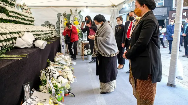 Ketua Dewan Perwakilan Rakyat (DPR) Puan Maharani bersama bersama Presiden ke-5 RI Megawati Soekarnoputri menyambangi lokasi tragedi Itaewon di Seoul, Korea Selatan. (Istimewa)