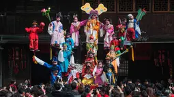 Penampilan anak-anak saat pertunjukkan Taige atau pertunjukan rakyat selama merayakan festival lentera China di daerah Pujiang, di provinsi Zhejiang timur China (28/2). Pertunjukan ini dilakukan oleh anak-anak berusia 3 sampai 5 tahun. (AFP Photo)