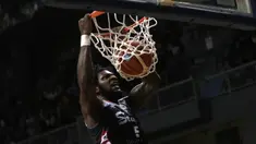 Pebasket Stapac, Savon Goodman, memasukan bola saat melawan Satria Muda pada laga final IBL 2019 di Britama Arena, Jakarta, Kamis (21/3). SM kalah 68-79 dari Stapac. (Bola.com/Yoppy Renato)
