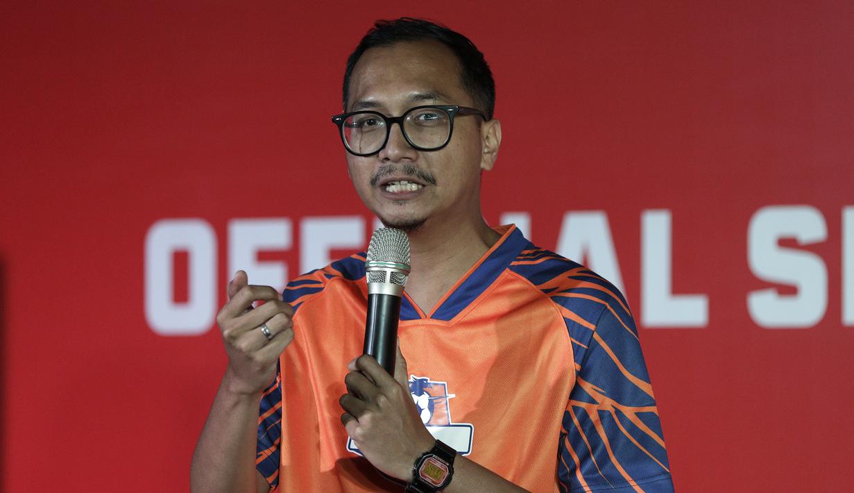 Head of Brands Management Shopee, Daniel Miniardi, memberikan keterangan saat konferensi pers launching official merchandise 5 klub di Holywings, Jakarta, Selasa (23/7). Shoppe hadirkan official shop dari 5 klub Liga 1.