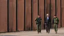 Presiden Amerika Serikat Joe Biden berjalan dengan agen Patroli Perbatasan AS di sepanjang perbatasan AS-Meksiko di El Paso Texas, AS, 8 Januari 2023. Kunjungan ini untuk melihat langsung keamanan perbatasan dengan perlintasan imigran yang terus meningkat. (AP Photo/Andrew Harnik)
