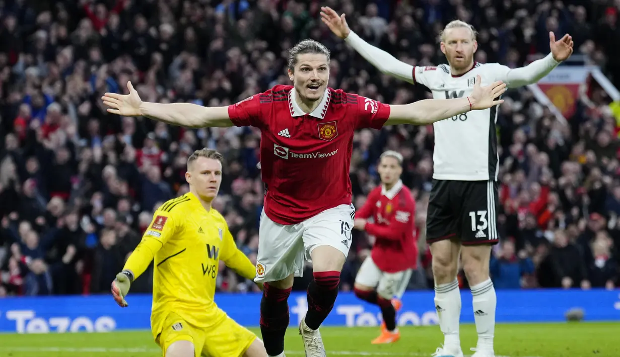 Gelandang Manchester United (MU) Marcel Sabitzer berselebrasi setelah mencetak gol kedua timnya ke gawang Fulham pada perempat final Piala FA 2022/2023 di Old Trafford, Senin (20/3/2023). (AP Photo/Jon Super)