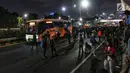Mahasiswa dari berbagai kampus se Jabdetabek berunjuk rasa menutup jalan tol dalam kota di depan Gedung DPR/MPR, Jakarta, Senin (23/9/2019). Mereka menolak pengesahan RUU KUHP dan revisi UU KPK. (Liputan6.com/JohanTallo)