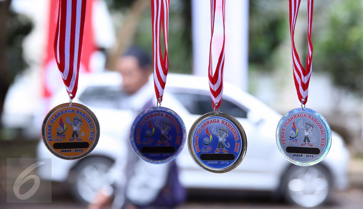 Medali duplikat PON XIX Jabar dipajang di salah satu stand UMKM di GOR Universitas Pendidikan Indonesia, Senin (19/9). Beberapa pedagang memanfaatkan moment PON XIX Jabar untuk menjual beragam pernak pernik. (Liputan6.com/Helmi Fithriansyah)