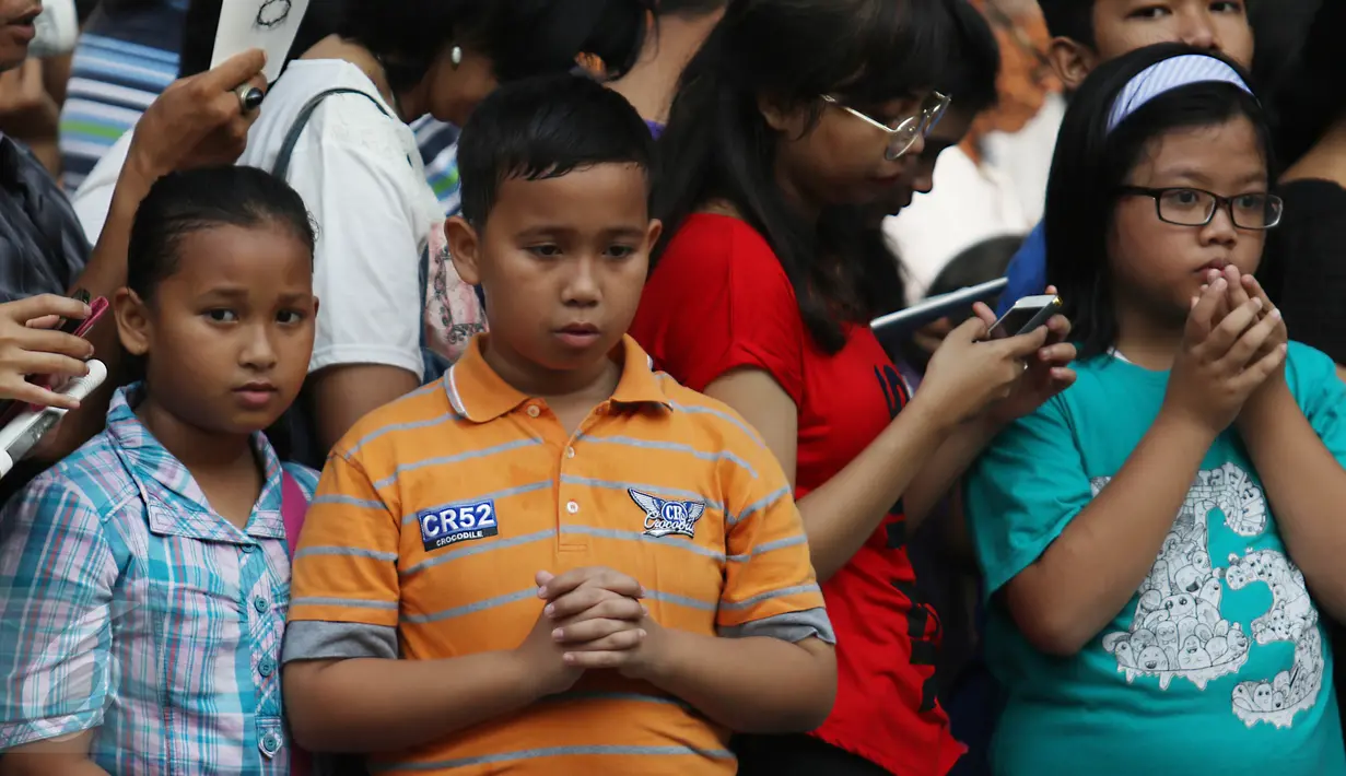 Sejumlah anak menyaksikan prosesi Jalan Salib pada perayaan Paskah di Gereja Paroki St Matius Penginjil, Tangerang, Jumat (14/4). Proses Jalan Salib dimaksudkan untuk menceritakan kesengsaraan Yesus Kristus saat disalib. (Liputan6.com/Angga Yuniar)