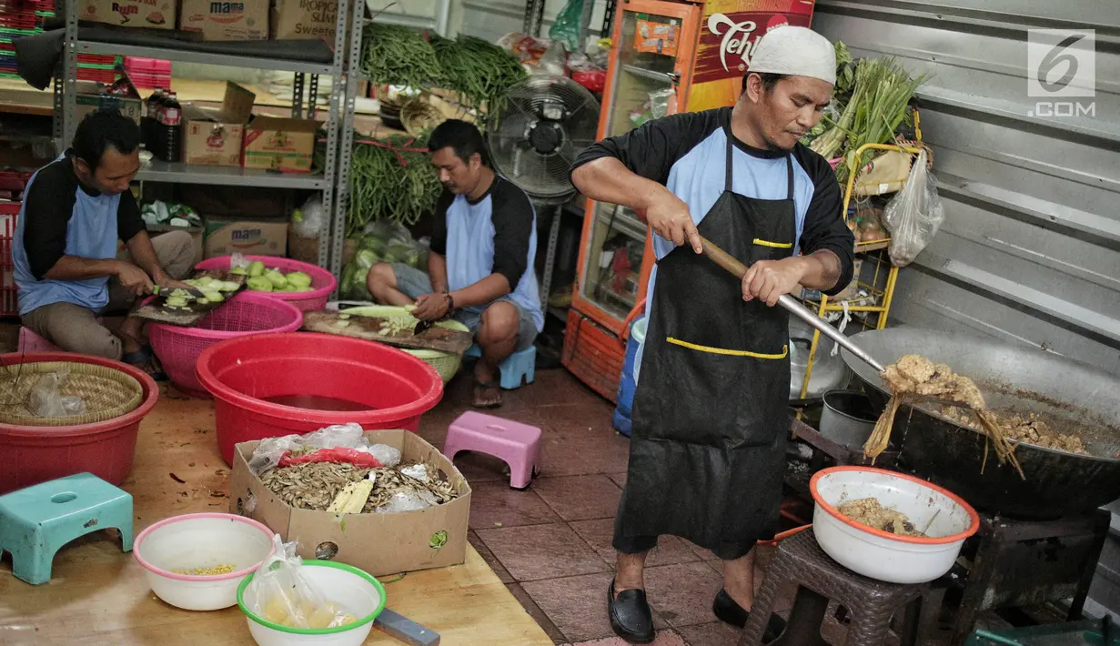 Kesibukan juru masak menyiapkan menu berbuka puasa di dapur umum Masjid Istiqlal, Jakarta, Selasa (7/5/2019). Selama bulan Ramadan, Masjid Istiqlal menyediakan 2.000 sampai 4.000 takjil dan nasi kotak bagi masyarakat yang berbuka puasa di masjid tersebut. (Liputan6.com/Faizal Fanani)